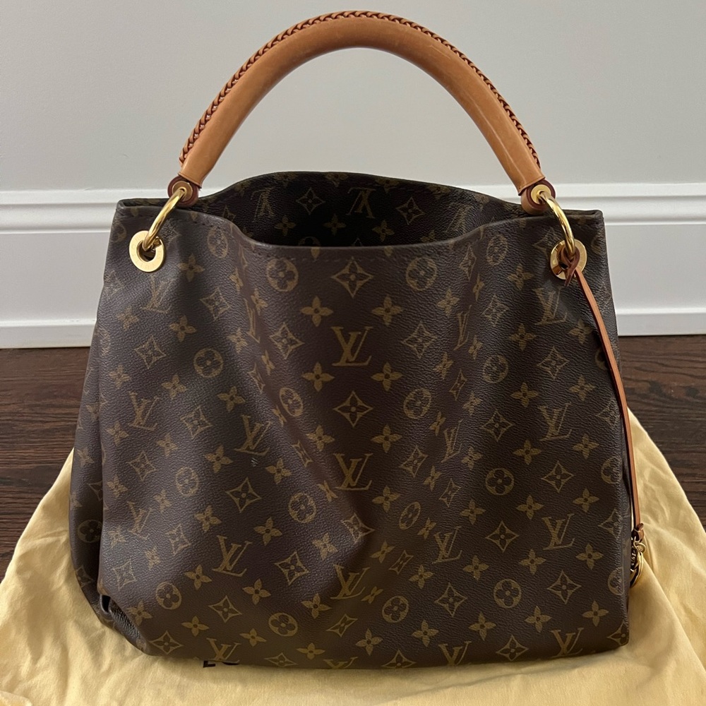 Louis Vuitton great condition Artsy MM bag comes with box and bag ****available